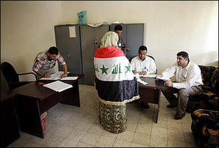 Iraqi woman voting